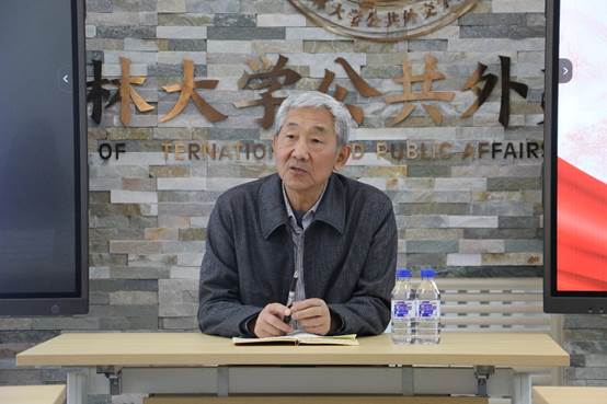 电脑前的男人 描述已自动生成 电脑前的男人 描述已自动生成