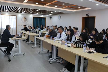 会议室里的人们 描述已自动生成 会议室里的人们 描述已自动生成