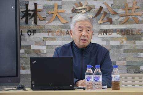 电脑前的男人 描述已自动生成 电脑前的男人 描述已自动生成